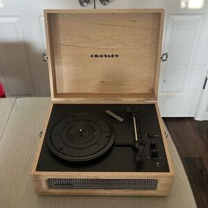 BRAND NEW OOB Crowley Record Player with adapter